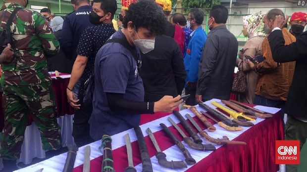 Senjata tradisional Sulawesi Tengah Beragam Senjata tradisional Sulawesi Tengah seperti guma dan doke dipamerkan di Korem 123 Tadulako, Palu, Minggu (5/9).