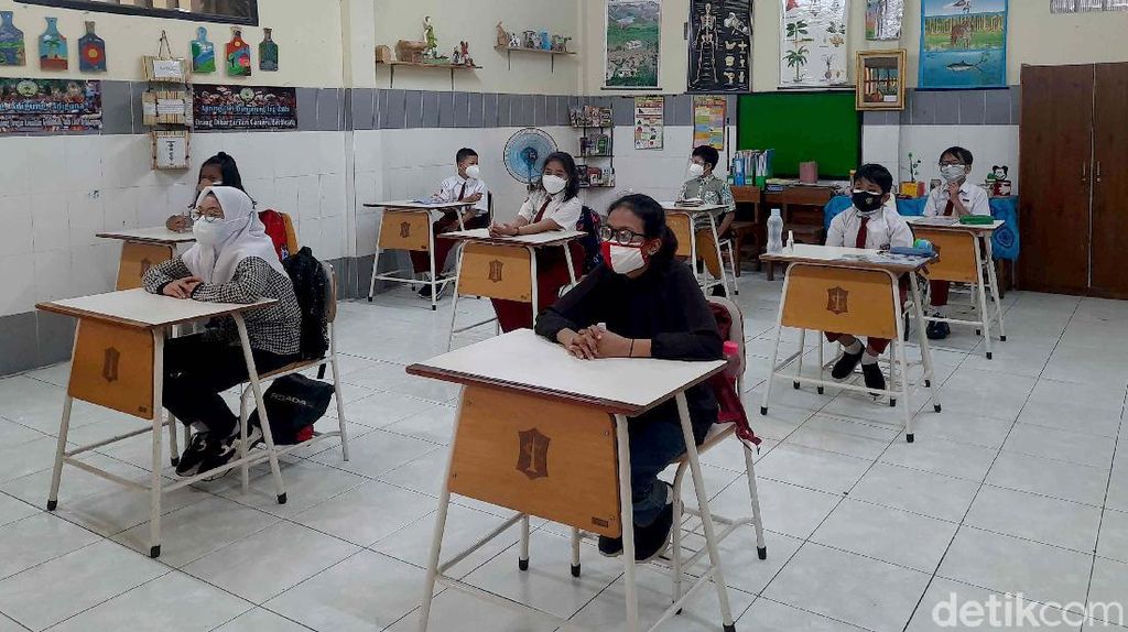 Serba-serbi Hari Pertama Pelaksanaan Sekolah Tatap Muka di Surabaya