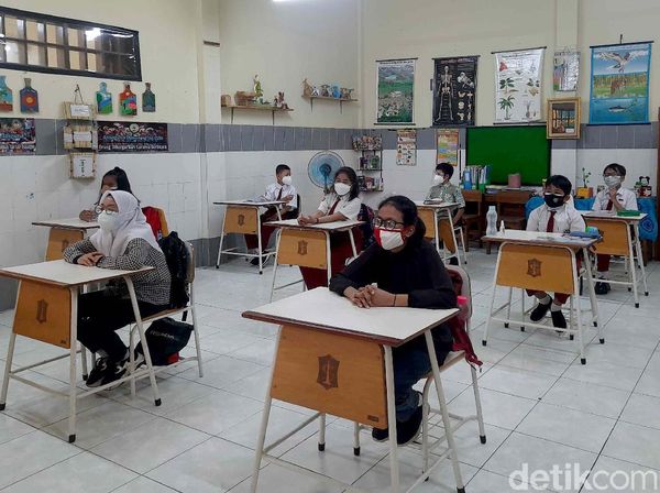 Serba-serbi Hari Pertama Pelaksanaan Sekolah Tatap Muka di Surabaya