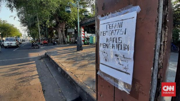 Kritik kepada Pemerintah kembali dilontarkan oleh seniman jalanan Kota Solo. Sejumlah poster bernada kritik ditemukan di beberapa titik keramaian.