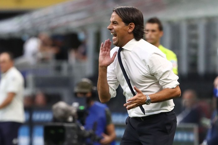 MONZA, ITALY - AUGUST 14: FC Internazionale coach Simone Inzaghi issues instructions to his players during the pre-season friendly match between FC Internazionale and Futbolnyj Klub Dynamo Kyïv at U-Power Stadium on August 14, 2021 in Monza, Italy. (Photo by Marco Luzzani/Getty Images )
