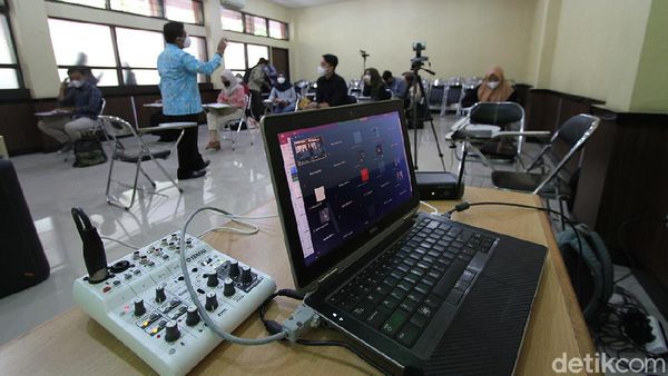 Suasana Kuliah Tatap Muka di UNS Solo