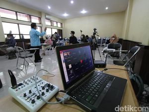 Suasana Kuliah Tatap Muka di UNS Solo