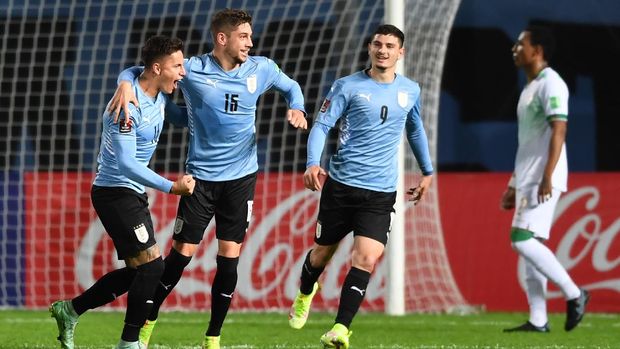 MONTEVIDEO, URUGUAY - SEPTEMBER 05: Federico Valverde of Uruguay celebrates with teammates after scoring the second goal of his team during a match between Uruguay and Bolivia as part of South American Qualifiers for Qatar 2022 at Campeon del Siglo Stadium on September 05, 2021 in Montevideo, Uruguay. (Photo by Pablo Porciuncula - Pool/Getty Images)