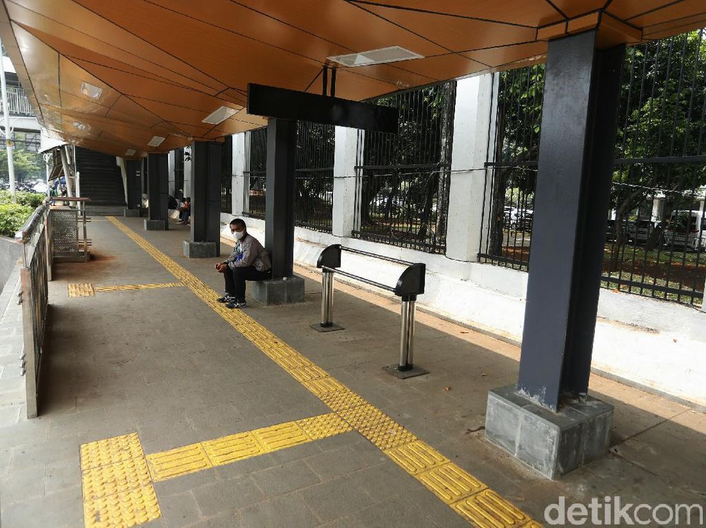Wajah Baru Halte TransJakarta di Stasiun Palmerah Wajah Baru Halte TransJakarta di Stasiun Palmerah