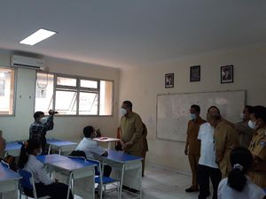 Cek Prokes, Walkot Tangsel Tinjau Hari Pertama Sekolah Tatap Muka di SMPN 8