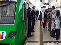 Jangan Sampai Terjepit Pintu KA, Ini Aturan Keluar dari Gerbong Kereta Api