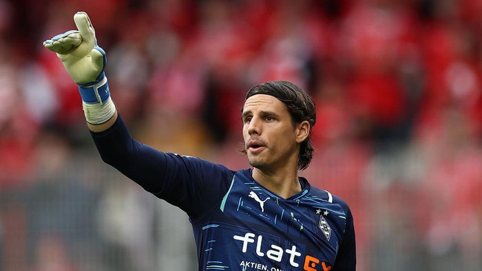 BERLIN, GERMANY - AUGUST 29: Yann Sommer of Borussia Moenchengladbach gives instructions to their side  during the Bundesliga match between 1. FC Union Berlin and Borussia Mönchengladbach at Stadion An der Alten Foersterei on August 29, 2021 in Berlin, Germany. (Photo by Maja Hitij/Getty Images)