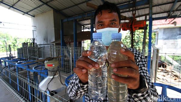 Penampakan Air Bengawan Solo yang Tercemar Limbah Ciu
