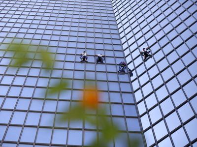Aksi Spiderman Panjat Gedung Pencakar Langit di Paris