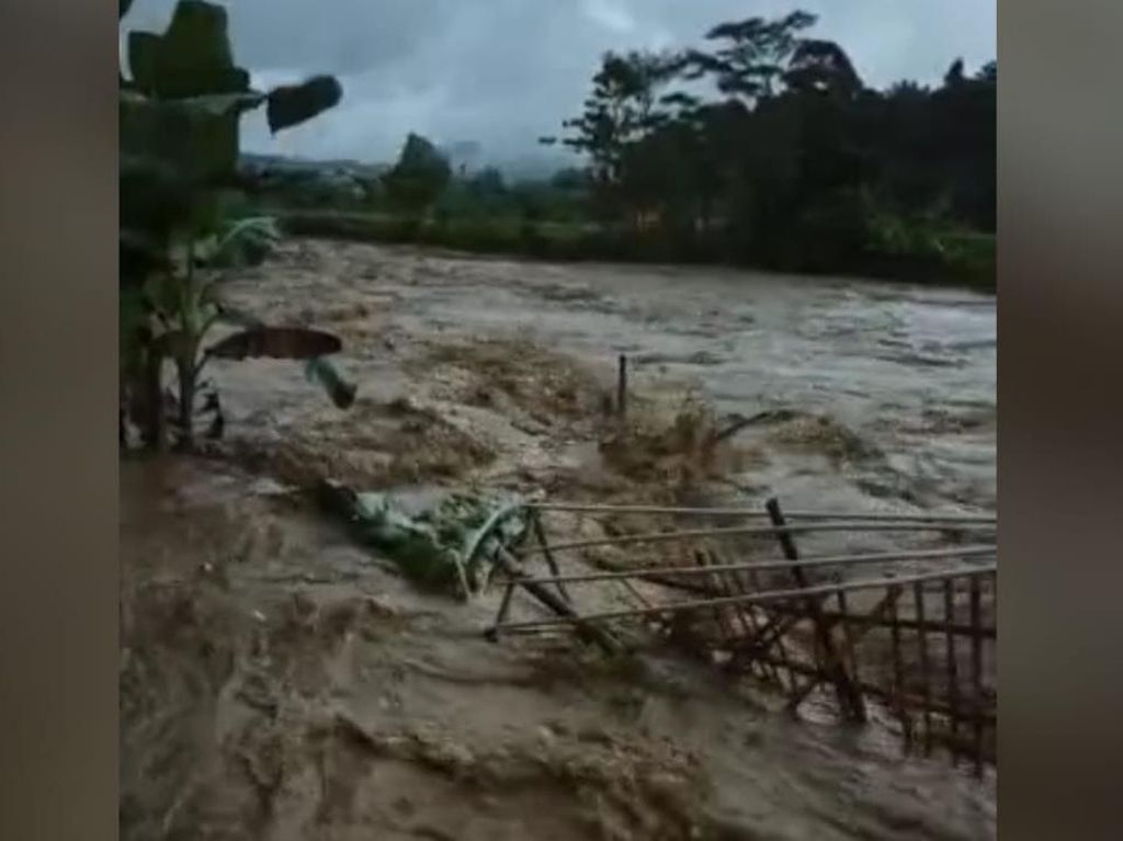 Banjir Bandang di Bogor: 12 Rumah Rusak dan 32 KK-1 Pesantren Terdampak