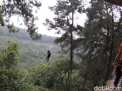 Wahana Baru Buat Adrenaline Junkie di Bogor, Zipline Terpanjang di Indonesia!