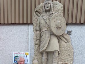 Ekspresi Patung Braveheart Klub Bola Ini Diledek, Habis Injak Lego?