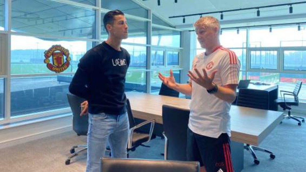 Ronaldo berbicara dengan Solskjaer dalam kunjungan perdana ke markas latihan MU. Foto: Dok. Manchester United