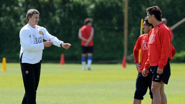 (FILES) In this file photo taken on May 15, 2008 Manchester United's Norwegian coach Ole Gunnar Solskjaer (L) is pictured with Argentinian forward Carlos Tvez (2nd R) and Portuguese winger Cristiano Ronaldo (R) during a training session at the Carrington training complex in Manchester, north west England. - Cristiano Ronaldo's sensational return to Manchester United has capped a transfer window that has made the club's fans quickly forget the disappointment on the field, and uprising off it, that ended last season. That investment however has ramped up the pressure on United boss Ole Gunnar Solskjaer to deliver the club's first Premier League title since Alex Ferguson retired as manager in 2013. (Photo by Andrew YATES / AFP)