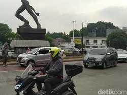 Ngaku Nakes, Pemobil Pakai Pelat Genap Diputar Balik di Gage Sudirman