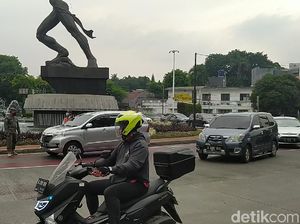 Ngaku Nakes, Pemobil Pakai Pelat Genap Diputar Balik di Gage Sudirman Ngaku Nakes, Pemobil Pakai Pelat Genap Diputar Balik di Gage Sudirman