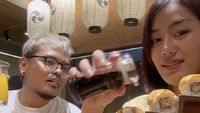 Gaya Keren Firsabilah Nongkrong di Warteg dan Makan Sushi Bareng Coki Pardede