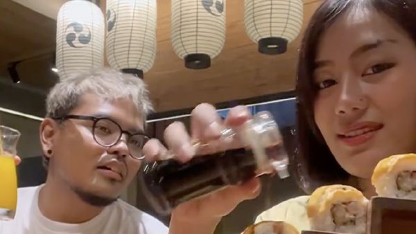 Gaya Keren Firsabilah Nongkrong di Warteg dan Makan Sushi Bareng Coki Pardede