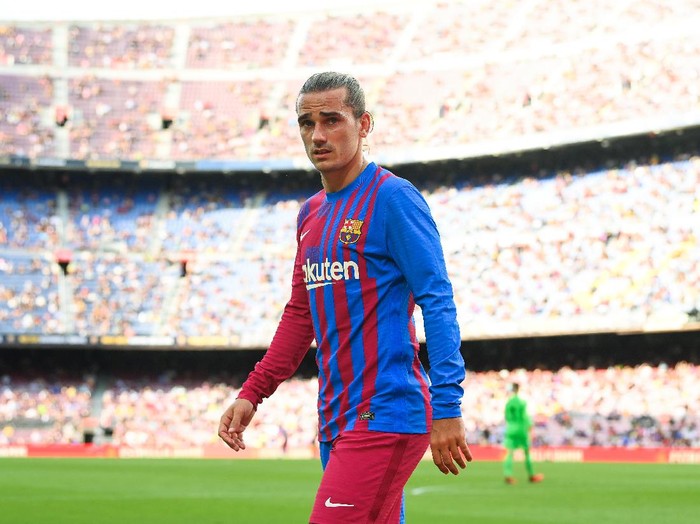 BARCELONA, SPAIN - AUGUST 29: Antoine Griezmann of FC Barcelona looks on during the La Liga Santader match between FC Barcelona and Getafe CF at Camp Nou on August 29, 2021 in Barcelona, Spain. (Photo by David Ramos/Getty Images)