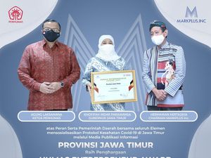 Gubernur Khofifah Raih Penghargaan Humas Enterpreneur Award 2021