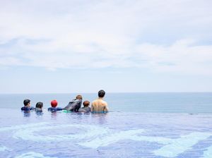 Member iKON Ditantang Lomba Renang Estafet, Siapa yang Menang?