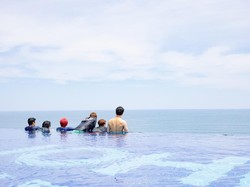 Member iKON Ditantang Lomba Renang Estafet, Siapa yang Menang?