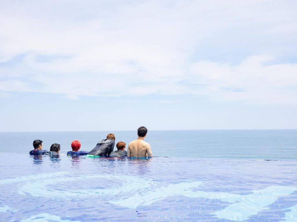 Member iKON Ditantang Lomba Renang Estafet, Siapa yang Menang? Member iKON Ditantang Lomba Renang Estafet, Siapa yang Menang?