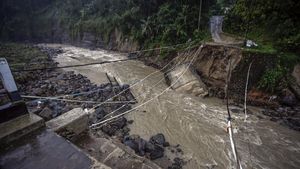 Jembatan Sungai Cidurian Bogor Ambruk Diterjang Banjir Bandang
