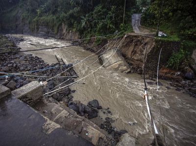 Jembatan Sungai Cidurian Bogor Ambruk Diterjang Banjir Bandang