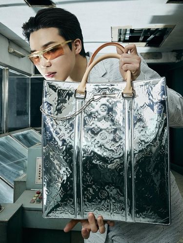 Jimin BTS memamerkan koleksi tas dari Louis Vuitton
