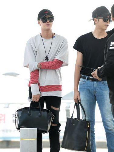 Adu Gaya Member BTS Pakai Tas Mewah, Siapa yang Paling Stylish?