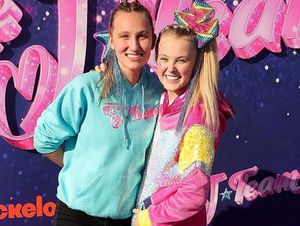 Jojo Siwa Cium Pacar Wanitanya di Karpet Merah, Jadi Kontroversi