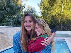 Foto: 7 Kemesraan Jojo Siwa dengan Kekasih Wanitanya yang Jadi Kontroversi