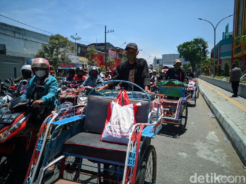 Pedagang di Ponorogo Ini Rela Tutup Lapak Demi Dapat Sembako dari Jokowi