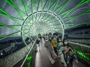 Eksis di JPO Lenteng Agung