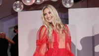 9 Gaya Seksi Kate Hudson Pakai Gaun Transparan di Venice Film Festival