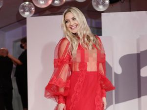 9 Gaya Seksi Kate Hudson Pakai Gaun Transparan di Venice Film Festival 9 Gaya Seksi Kate Hudson Pakai Gaun Transparan di Venice Film Festival