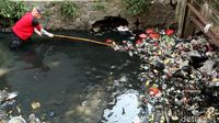 Kerja Keras Membersihkan Sampah di Anak Sungai Cikapundung