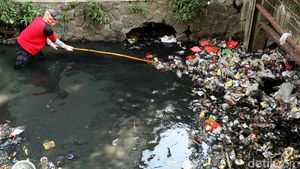 Kerja Keras Membersihkan Sampah di Anak Sungai Cikapundung