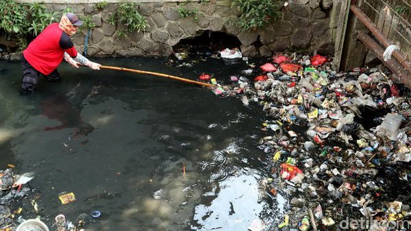 Kerja Keras Membersihkan Sampah di Anak Sungai Cikapundung
