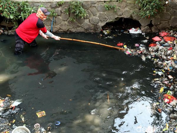 Kerja Keras Membersihkan Sampah di Anak Sungai Cikapundung