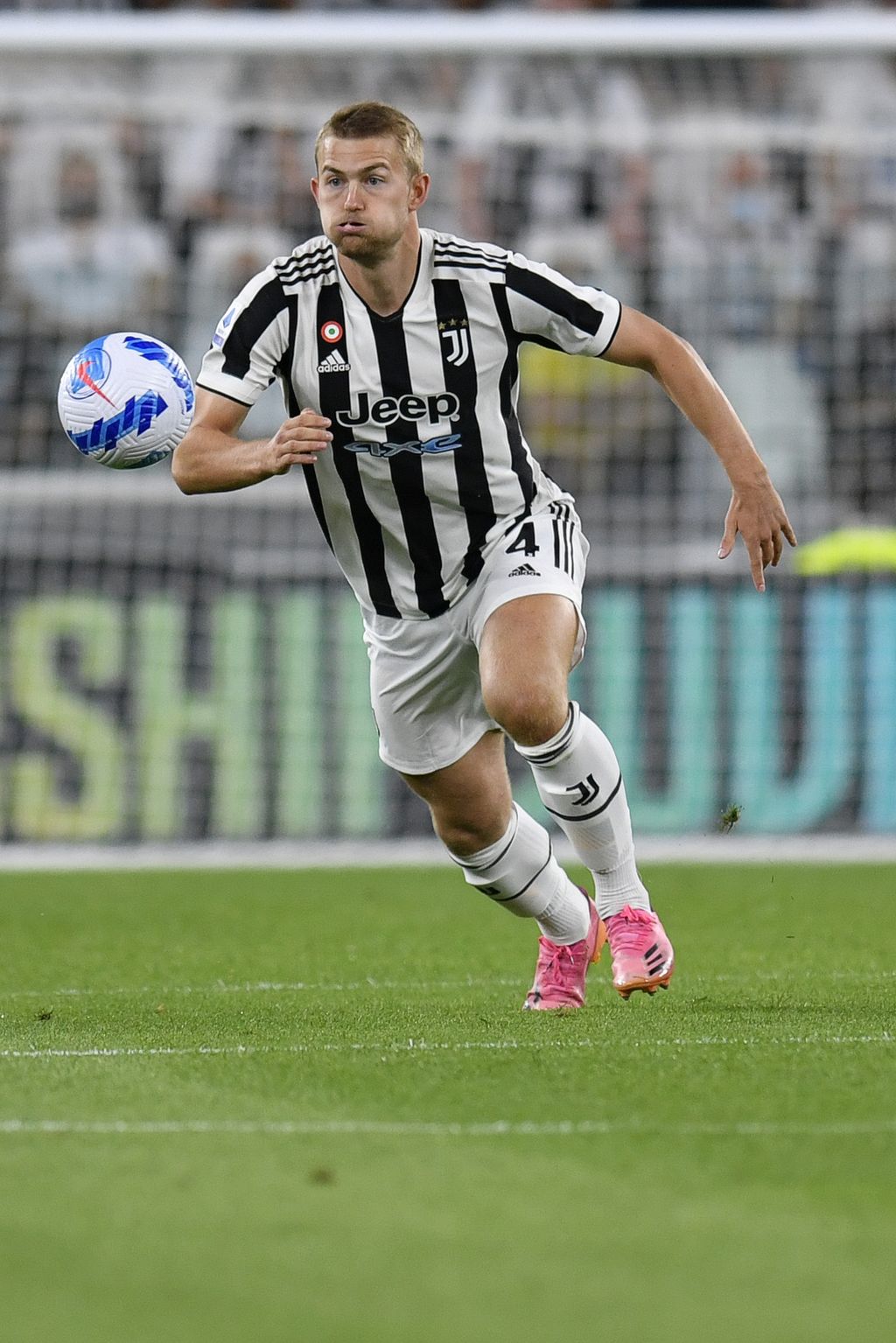 TURIN, ITALY - AUGUST 28: Matthijs de Ligt of Juventus controls the ball during the Serie A match between Juventus and Empoli FC at Juventus Stadium on August 28, 2021 in Turin, Italy. (Photo by Giorgio Perottino/Getty Images)