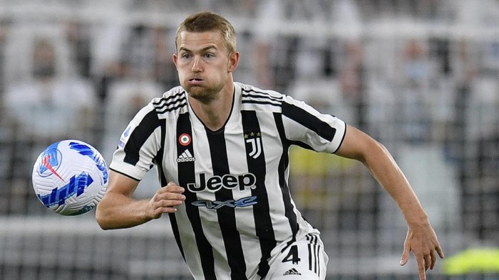 TURIN, ITALY - AUGUST 28: Matthijs de Ligt of Juventus controls the ball during the Serie A match between Juventus and Empoli FC at Juventus Stadium on August 28, 2021 in Turin, Italy. (Photo by Giorgio Perottino/Getty Images)