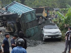 Mobil Ringsek Tertimpa Truk Pasir di Sukabumi