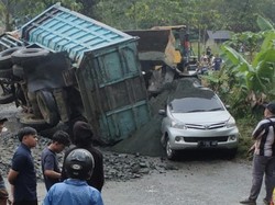Mobil Ringsek Tertimpa Truk Pasir di Sukabumi
