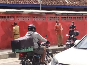 Pemkot Blitar Hapus Mural Berisi Kritikan Pemkot Blitar Hapus Mural Berisi Kritikan