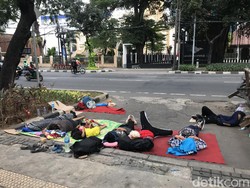 Pencari Suaka Tidur Beralas Karpet di Kebon Sirih Usai Tenda Ditertibkan