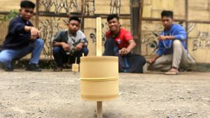 Serunya Nostalgia Gasing Bambu