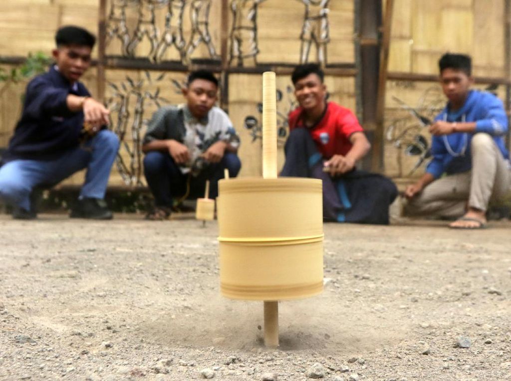 Serunya Nostalgia Gasing Bambu Serunya Nostalgia Gasing Bambu